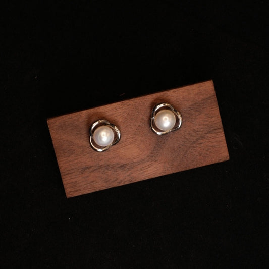Classic Luster Pearl Studs