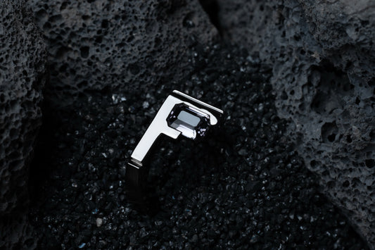 Feng - F造型灰尖晶拉丝戒指
