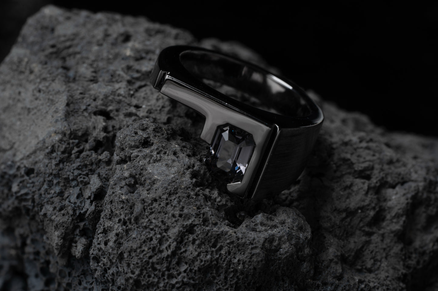 Feng | Gold Drawing Spinel Ring