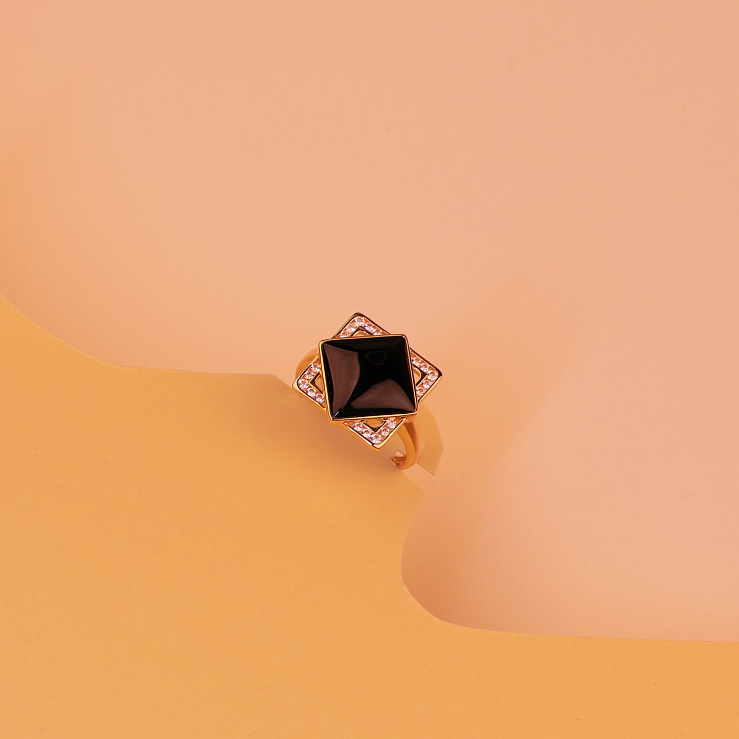 Black And White - 18K Gold Onyx Ring